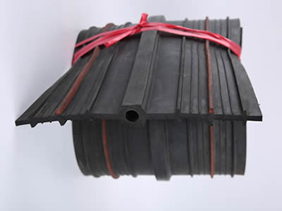 Buried reinforced rubber waterstop roll with six large stems, eight small stems and round bulb linked two projections.