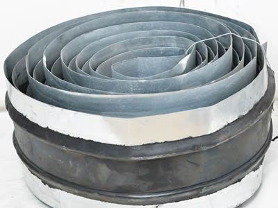 A roll of steel edge rubber waterstop is bundled by iron wire.