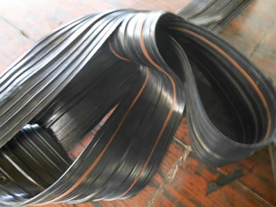 One side of reinforced rubber waterstop has two orange swelling strips, another side has not.